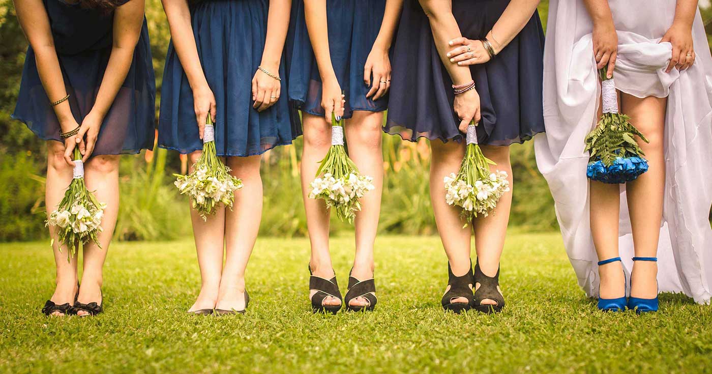 Fotografía de piernas de la novia y las damas de honor